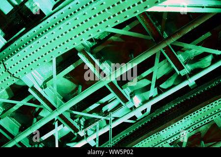 Photographie de plafond du tunnel lumineux avec feu vert, Banque D'Images