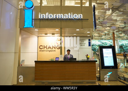 Singapour - CIRCA AVRIL 2019 : comptoir d'information à l'aéroport de Singapour Changi. Banque D'Images