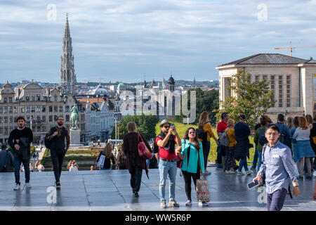 Les touristes de prendre des photos au Mont des Arts de Bruxelles, Belgique, avec l'un des principaux sites de la ville, Grand Place, visible à l'arrière-plan Banque D'Images