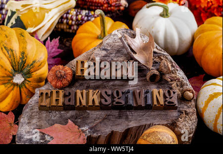 Joyeux Thanksgiving texte en bois sur une planche de bois avec un assortiment de décorations d'automne Banque D'Images