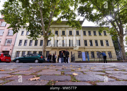 Leipzig, Allemagne. 13 Sep, 2019. À l'occasion de la réouverture de la maison de Schumann à Leipzig, les invités de la cérémonie sont devant le bâtiment classique dans la Hauptstraße à Leipzig. 200 ans après sa naissance, la ville de Leipzig rend hommage à la pianiste Clara Schumann avec une nouvelle exposition permanente. Le spectacle illumine le mariage avec le compositeur Robert Schumann et peut être vu dans le premier appartement mixte des deux. Il montre les différentes conditions de travail et de vie des artistes. Credit : Hendrik Schmidt/dpa-Zentralbild/ZB/dpa/Alamy Live News Banque D'Images