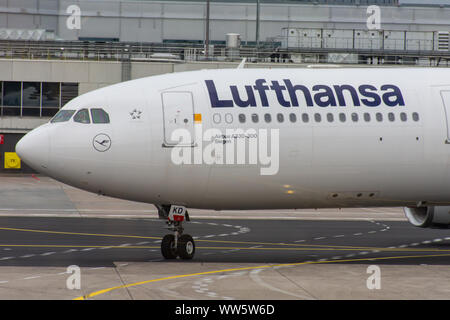 "Frankfurt, Hesse / Allemagne - 07/11/2019 - Airbus Lufthansa blanc en route vers l'avion sur le tarmac de l'aéroport de Francfort." Banque D'Images