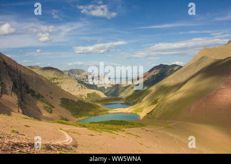 Lacs de montagne dans les Rocheuses avec vue sur la vallée, des montagnes Rocheuses, Alberta, Canada Banque D'Images