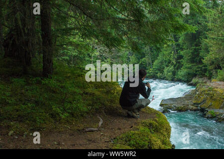 Un homme prendre une photo d'un larmoiement River dans le parc provincial des Joffre, British Columbia, Canada Banque D'Images