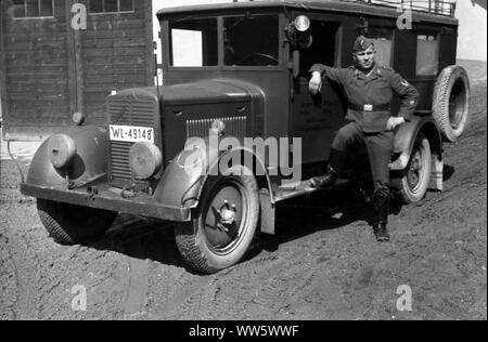 Wehrmacht Luftwaffe Geländewagen Phänomen Granit 25 - German Air Force Ambulance Phaenomen Granit 25 Banque D'Images