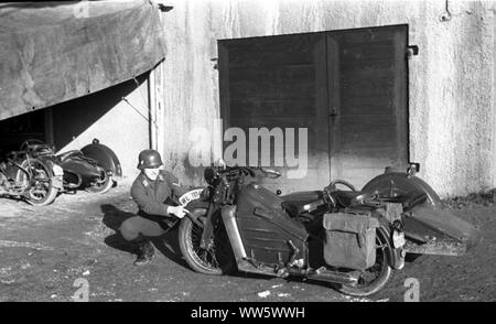 Wehrmacht Luftwaffe Motorrad Gnome et Rhône - German Air Force capturé Motor Bike / Cycle à moteur Gnome et Rhône Banque D'Images