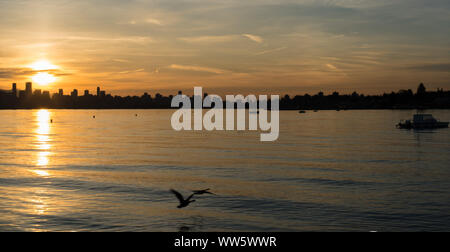 Canada, le lever du soleil à Vancouver vu de Jericho Beach, North America, Skyline, Vancouver, British Columbia, Canada Banque D'Images