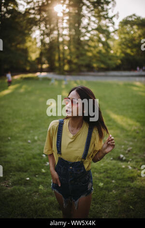 Femme debout dans le parc, Serbie Banque D'Images