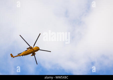 Recherche et de sauvetage par hélicoptère Seaking en vol contre un ciel bleu Banque D'Images