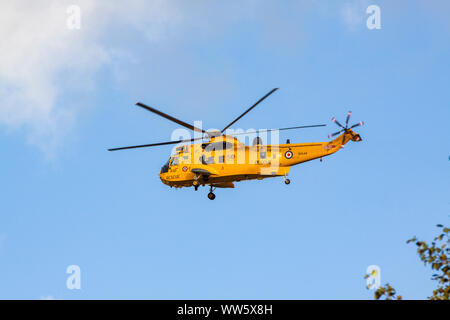 Recherche et de sauvetage par hélicoptère Seaking en vol contre un ciel bleu Banque D'Images