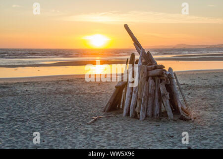 Abri de bois flotté à Long Beach près de Tofino, le coucher du soleil avec vue sur mer, Banque D'Images