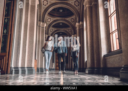 La vie au Collège.Jeunes étudiants marchant dans l'université et parler les uns avec les autres. Banque D'Images