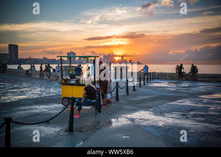 Malecon au coucher du soleil, la ville en arrière-plan, l'humeur du soir, stand jaune Banque D'Images