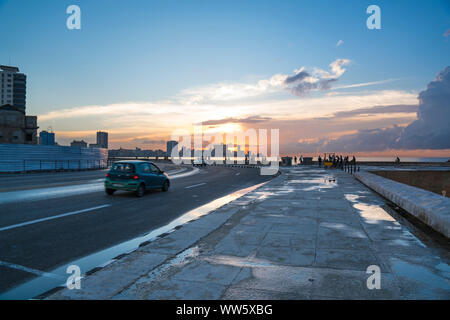 Malecon au coucher du soleil, la ville en arrière-plan, l'humeur du soir Banque D'Images