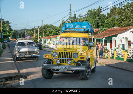 Un taxi jaune Collectivo avec des bagages sur le toit. ViÃ±ales, Pinar del Rio, Cuba Banque D'Images