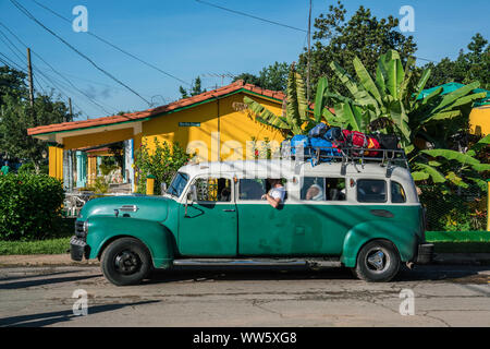 Un taxi Collectivo vert avec les touristes, les bagages sur le toit. ViÃ±ales, Pinar del Rio, Cuba Banque D'Images