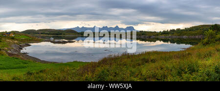 Vue panoramique, paysages de montagnes de l'île de Heroywith syv søstre (les sept sœurs), Norvège, Nordland Banque D'Images