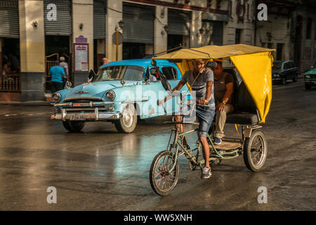 Avec le client et de pousse-pousse vintage car dans la rue, La Havane, Cuba Banque D'Images