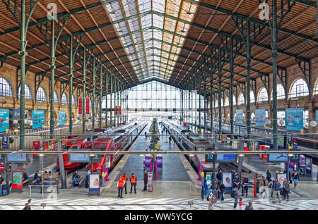 France, Paris, train, hall, plates-formes, les gens Banque D'Images