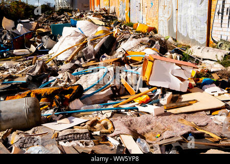 Libre d'un tas de déchets illégalement jetés à vider à côté de certains entrepôts abandonnés Banque D'Images