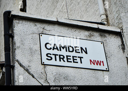 Libre d'une rue typique de son enseigne, de Londres, Royaume-Uni, avec le texte Camden Street écrit en C, sur un vieux mur Banque D'Images