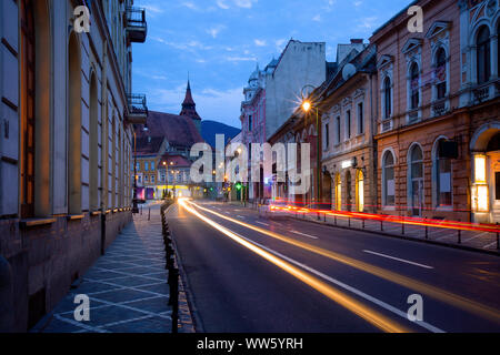 Des sentiers de lumière le long de Strada Muresenilor, Brasov, en Transylvanie, Roumanie Banque D'Images