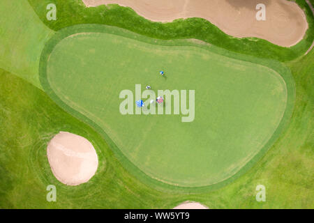 Vue aérienne de joueurs sur un green de golf. Golfeur jouant sur un vert d'un jour d'été. Banque D'Images