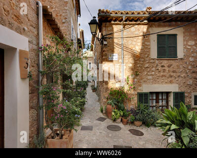 Espagne, Majorque, Fornalutx, Lane, pavés, façades, portes, fenêtres, de plantes en pot Banque D'Images