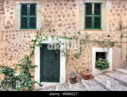 Espagne, Majorque, Fornalutx, Lane, pavés, façade, porte, fenêtre, volets fermés, les plantes en pot, les escaliers Banque D'Images