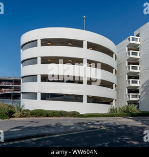 Parking de l'océan, Southampton. La main gauche volume est une rampe en spirale pour les voitures d'accéder à tous les étages. Le parking est pour les passagers de croisière. Banque D'Images