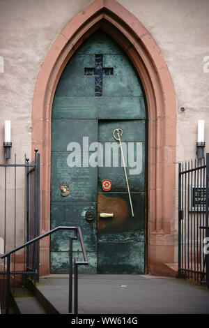 La lourde porte en fer de l'entrée de l'église Saint-Étienne de Mayence gravée en latin, Banque D'Images