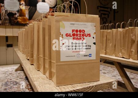 La concurrence alimentaire glorieux alimentaire sacs goody pour les invités à la cérémonie de lancement. Banque D'Images
