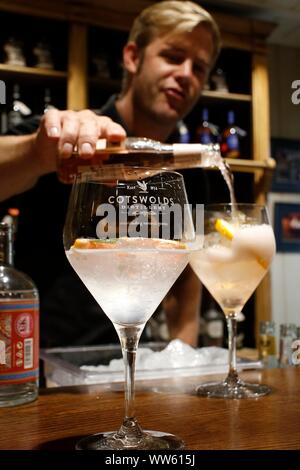 Gin cocktails pour les clients de la Distillerie de Cotswold. Banque D'Images