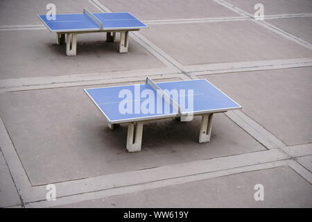 Deux tables de tennis de table sur un terrain de sport, Banque D'Images