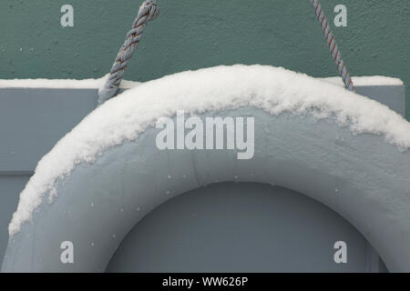 Bouée couverte de neige, close-up, détail, Banque D'Images