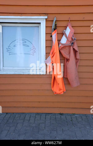 Pêcheur de crevettes sur Helgoland, vêtements accroché sur le mur en bois Banque D'Images