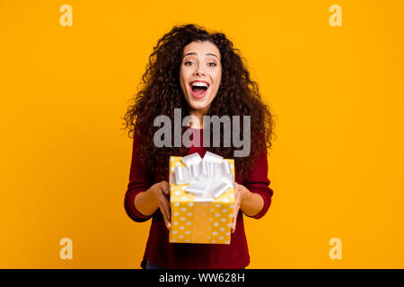 La photo en gros belle dame elle son incroyable gaie holding grand paquet rire rire reconnaissant apprécier wearing red chandail tricoté pull Banque D'Images