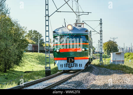 Le train de voyageurs rétro se déplace de Moscou à Mytischi. Ce type des trains a été réalisé à Riga en 1964-1970 yy. Banque D'Images