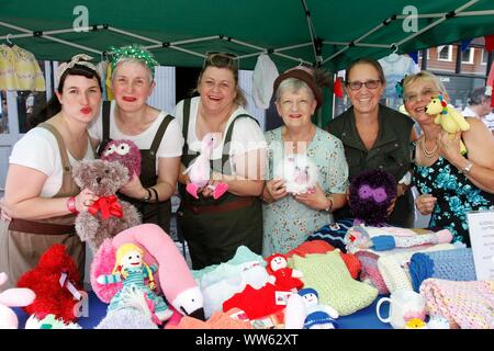 Victoria Austin, Jean Blanc, Sally House, Louise, Julie Coole Griffiths et Carol Bratty du Skopje Knit and Natter Mesdames, habillé en 1940 Banque D'Images