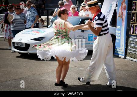 Gary Boon, professeur de danse avec Gloucester danse Swing a établi un partenariat avec Anneliese Sterry (gérant de comptoir alimentaire de Gloucester) danser dans les rues, sur King' Banque D'Images