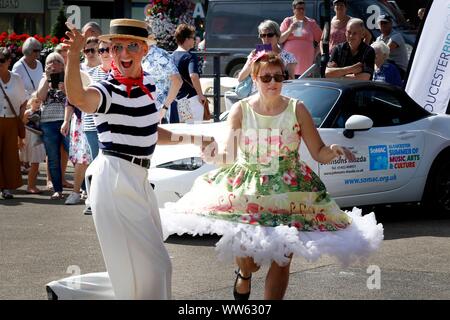 Gary Boon, professeur de danse avec Gloucester danse Swing a établi un partenariat avec Anneliese Sterry (gérant de comptoir alimentaire de Gloucester) danser dans les rues, sur King' Banque D'Images