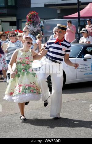 Gary Boon, professeur de danse avec Gloucester danse Swing a établi un partenariat avec Anneliese Sterry (gérant de comptoir alimentaire de Gloucester) danser dans les rues, sur King' Banque D'Images