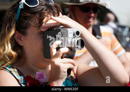 Un super rétro8 caméra ciné tournage comme des milliers de personnes verser dans le centre-ville pour voir le festival rétro va Gloucester le samedi. Photo par Banque D'Images