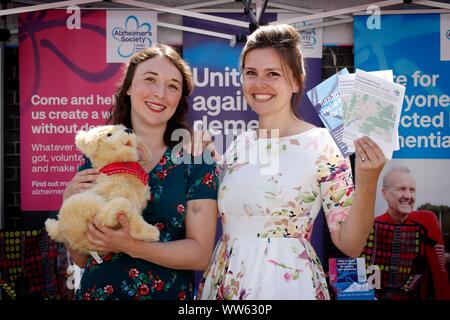 Katherine Hargreaves et Rachel Wright, campagnes de financement avec la Société Alzheimer, le maire de Gloucester est la charité de l'année, habillé en style des années 1950 Banque D'Images