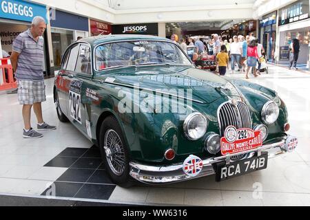 Un classique Jaguar sur l'affichage à King's Walk Shopping Centre comme des milliers de personnes verser dans le centre-ville pour voir le festival rétro va Gloucester Banque D'Images