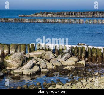 Les brise-lames sur la plage de Dranske, mer Baltique, RÃ¼gen, Schleswig-Holstein, Allemagne Banque D'Images