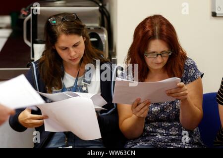 Le personnel enseignant l'occasion de voir les résultats de cette année, quelques instants avant que les élèves arrivent, au GCSE résultats journée à Balcarras Academy, Cheltenham. 22/08/20 Banque D'Images