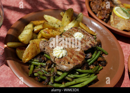 Steak avec des haricots et des pommes de terre, le château de Hartenfels à Torgau, Saxe, Allemagne Banque D'Images