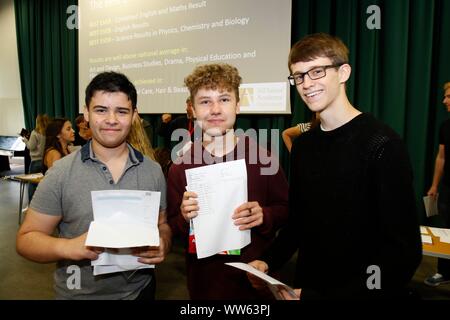 Les amis Jamal Ramman, Bertoosz Obreski et Alex Webb, à jour résultats GCSE à All Saints Academy, Cheltenham. 22/08/2019 Photo par Andrew Higgins - Th Banque D'Images