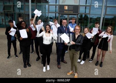 Dermot McNiffe, principal, avec certains de ses élèves au succès résultats GCSE journée à tous les Saints Academy, Cheltenham. 22/08/2019 Photo par Andrew Higg Banque D'Images